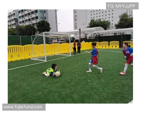 绿茵场上以球星背影映射诉说激情与梦想的独特光影瞬间 绿茵场上以球星背影映射诉说激情与梦想的独特光影瞬间