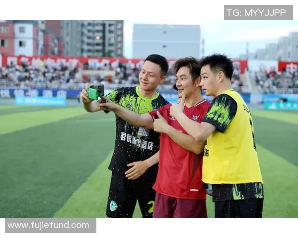 黄色卷毛球星闪耀绿茵场展现卓越技艺成就足球新传奇 黄色卷毛球星闪耀绿茵场展现卓越技艺成就足球新传奇