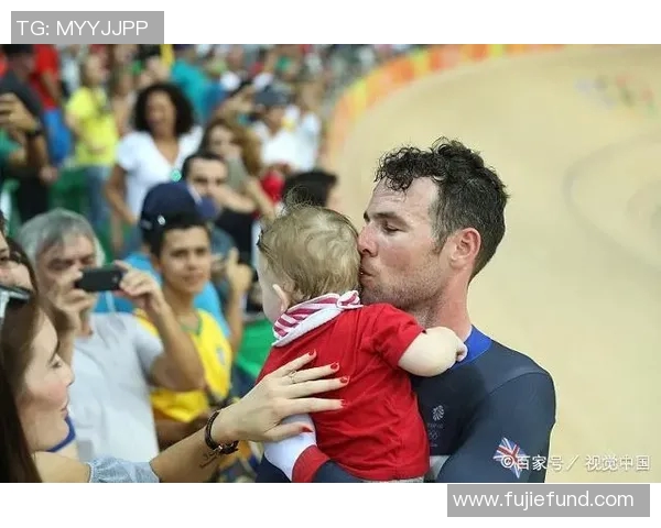 足球巨星温情时刻怀抱萌娃展现赛场之外的柔情一面 足球巨星温情时刻怀抱萌娃展现赛场之外的柔情一面